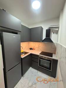 NOV, NAMESTEN DVOSOBAN STAN SA PARKINGOM, SQUARE GARDEN